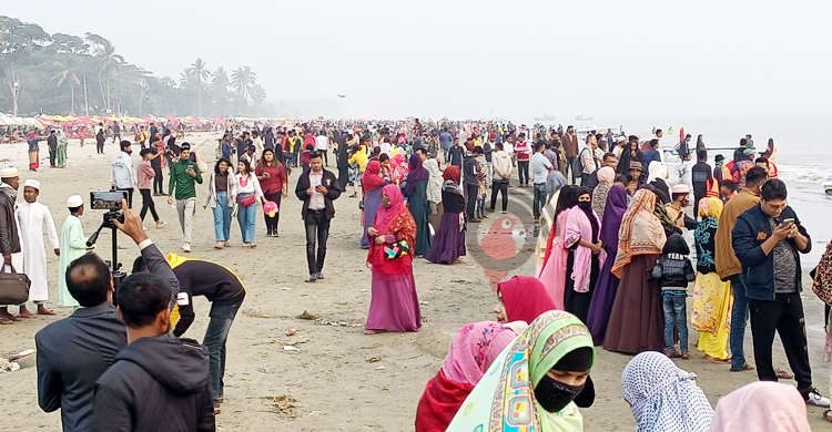 নতুন বছরকে স্বাগত জানাতে কুয়াকাটায় পর্যটকের ঢল