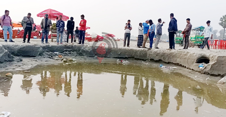 কুয়াকাটা সৈকত থেকে রাতের আঁধারে বালু লুট