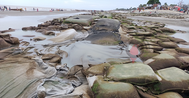 জিও ব্যাগে ‘মলিন’ কুয়াকাটার সৌন্দর্য