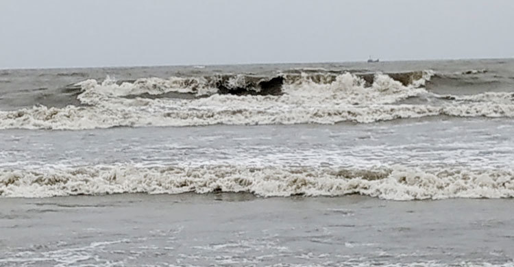 ঘূর্ণিঝড় ‘বুলবুল’র প্রভাবে উত্তাল সাগর, তীরে ভিড়ছে সব নৌযান