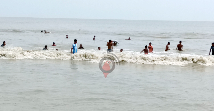 ঈদের দিনে কুয়াকাটায় পর্যটকদের উপচে পড়া ভিড়