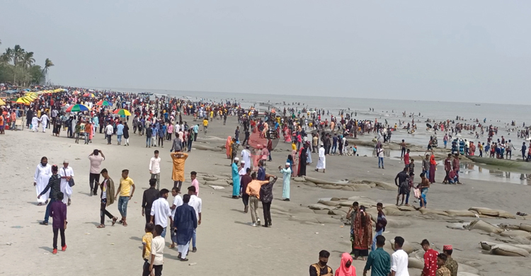ঈদের দিনে কুয়াকাটায় পর্যটকদের উপচেপড়া ভিড়