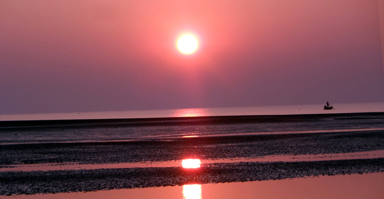 নতুন বছরকে স্বাগত জানাতে কুয়াকাটায় পর্যটকদের ভিড়