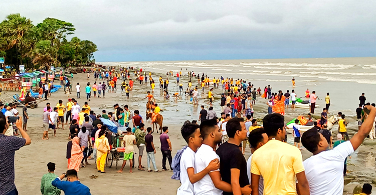 বৈরী আবহাওয়াতেও কুয়াকাটা সৈকতে পর্যটকের ভিড়