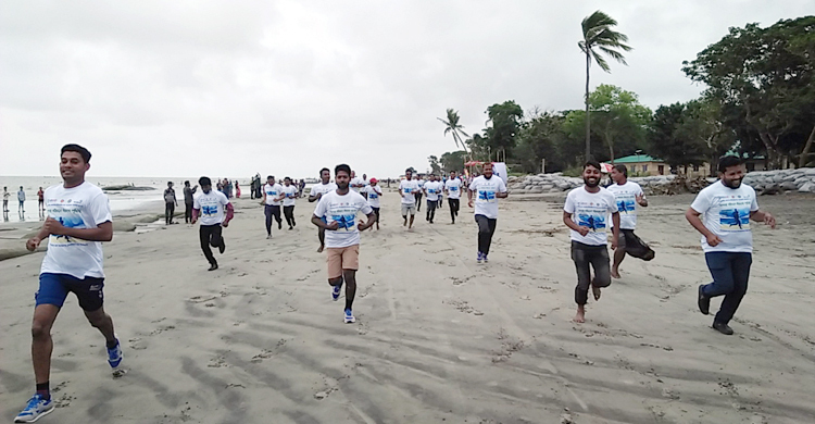 উপকূল পরিচ্ছন্ন দিবসে কুয়াকাটায় ম্যারাথন দৌড়