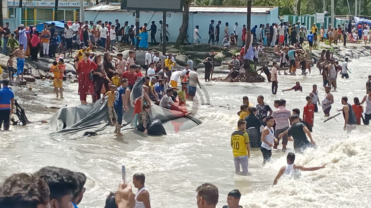 কুয়াকাটায় পর্যটকের উপচেপড়া ভিড়