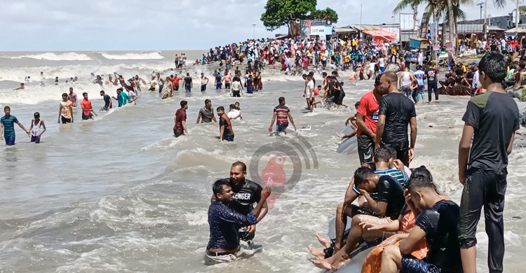 কুয়াকাটায় পর্যটকের উপচেপড়া ভিড়