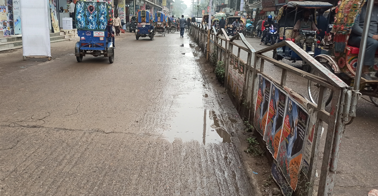 কুয়াশাচ্ছন্ন সকালে কুমিল্লায় গুঁড়ি গুঁড়ি বৃষ্টি