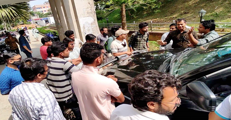 দাবি না মানায় কুবি উপাচার্যের গাড়ি আটকে দেয় ছাত্রলীগ