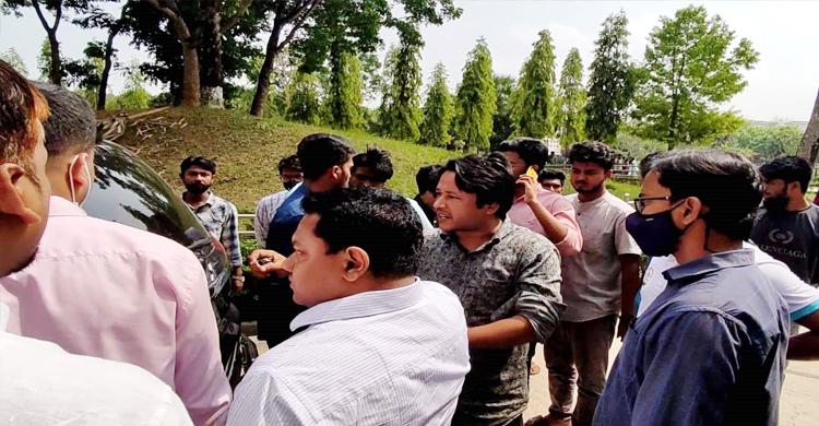 দাবি না মানায় কুবি উপাচার্যের গাড়ি আটকে দেয় ছাত্রলীগ