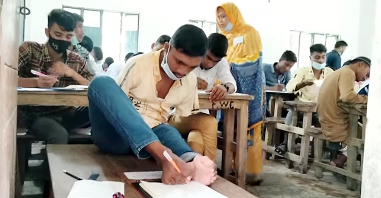 পা দিয়ে লিখে এসএসসি পরীক্ষা দিচ্ছে মানিক