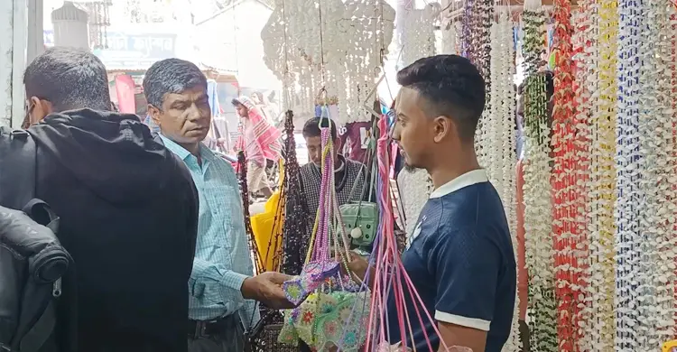 দম ফেলার সময় নেই কুয়াকাটার ব্যবসায়ীদের