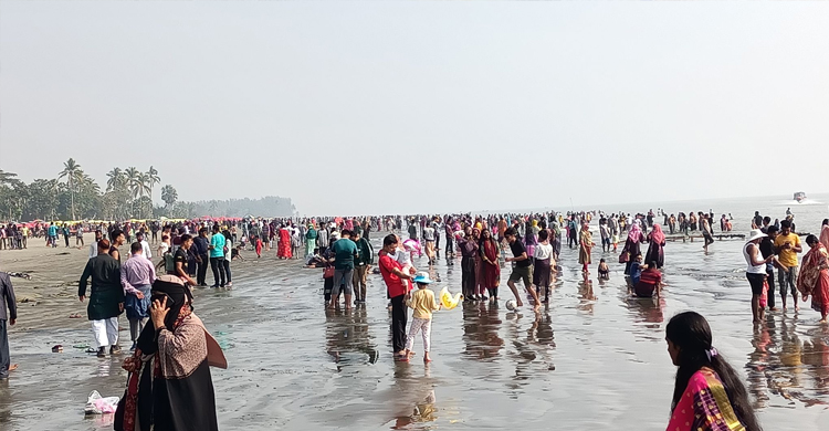 দম ফেলার সময় নেই কুয়াকাটার ব্যবসায়ীদের