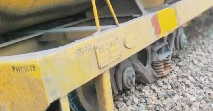 কুলাউড়ায় তেলবাহী ট্রেন লাইনচ্যুত