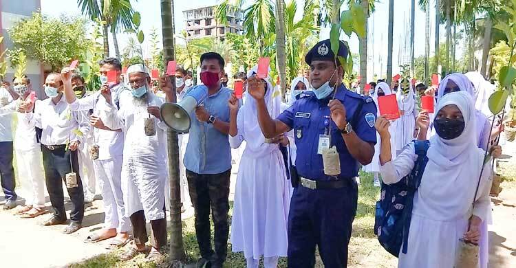 কুমিল্লায় মোবাইল আসক্তিকে লাল কার্ড দেখালো শিক্ষার্থীরা