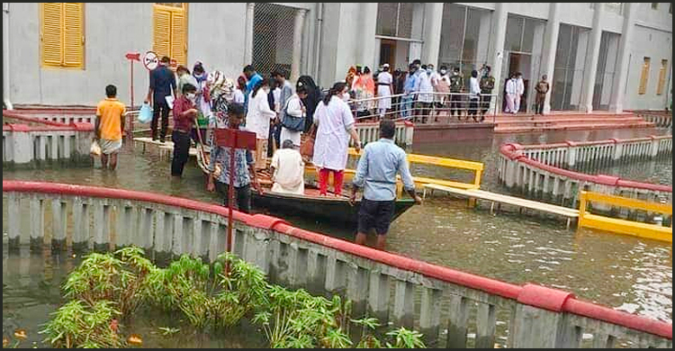 কুমুদিনী হাসপাতালে নৌকায় চলাচল করছেন ডাক্তার ও নার্সরা