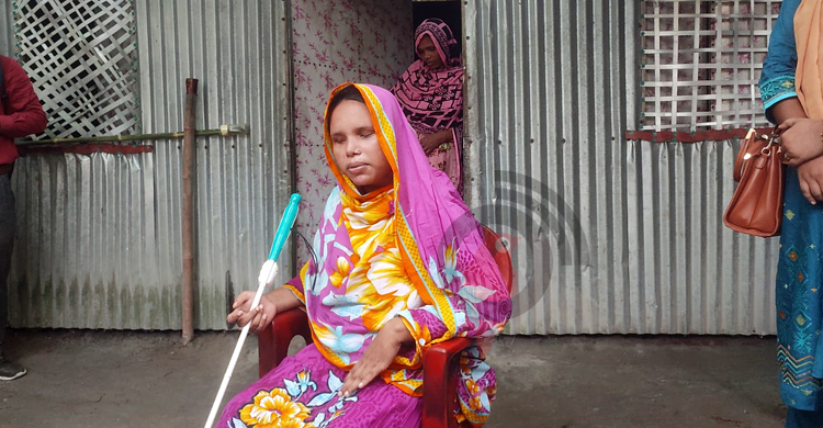 চোখে অন্ধকার নিয়ে ঘরে আলো জ্বেলে যাচ্ছেন হিমা