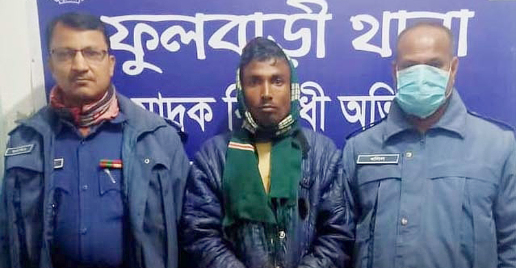 খড়ের ভেতর সাড়ে ১৫ কেজি গাঁজা