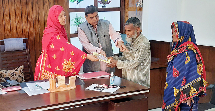 খাদ্যের অভাবে দুই সন্তান বিক্রি করা দম্পতি পেলেন সহায়তা