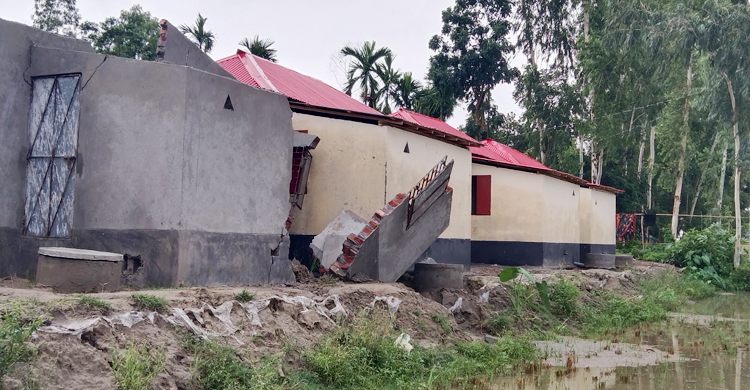 কাজ শেষ না হতেই ভেঙে পড়ল আশ্রয়ণ প্রকল্পের ঘর