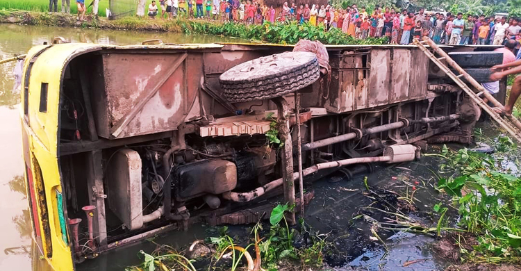 বউভাতে যাওয়ার পথে বাস পুকুরে, আহত ১০