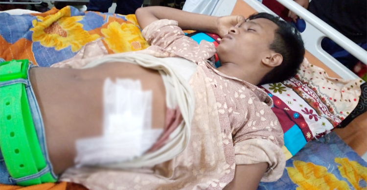 ইভটিজিংয়ে বাধা দেওয়ায় তরুণকে ছুরিকাঘাত