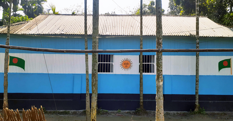 রাতেই পতাকার রঙে বাড়ি রং, সারাদিন ফ্রিতে কেটে দিলেন চুল-দাড়ি