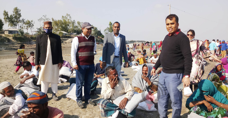 খোলা আকাশের নিচে রাত কাটানো ৮৩ পরিবারের পাশে জেলা প্রশাসক