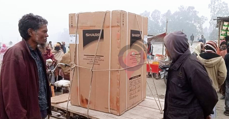 চাঁদার টাকায় স্বর্ণালঙ্কার-ফ্রিজ উপহার, না খেয়েই ফিরে এলেন অনেকে