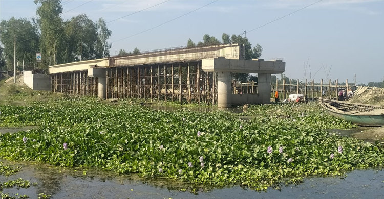 কুড়িগ্রামে ঠিকাদার-এলজিইডি দ্বন্দ্বে বন্ধ ব্রিজ নির্মাণের কাজ
