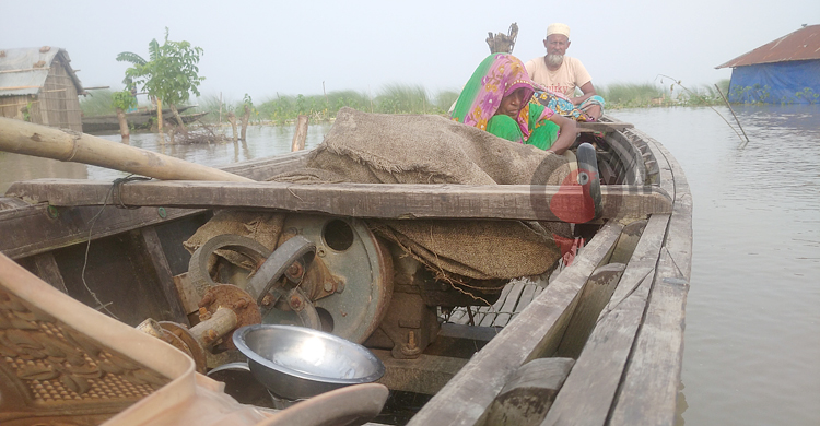 ৭ দিন ধরে নৌকায় মানবেতর জীবন জালাল-মহিরন দম্পতির
