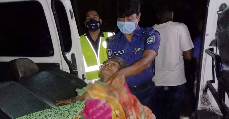 ৯৯৯-এ ফোন, রাস্তায় পড়ে থাকা বৃদ্ধাকে হাসপাতালে নিল পুলিশ