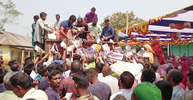 কুড়িগ্রামে টিসিবির পণ্য কিনতে এসে হুড়োহুড়ি