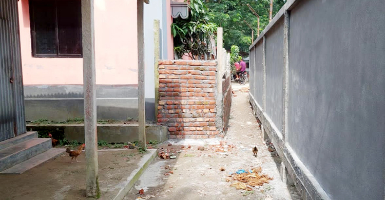 কুড়িগ্রামে রাস্তা দখল করে বাউন্ডারি নির্মাণের অভিযোগ