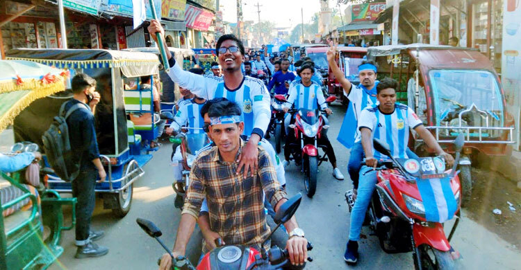কুড়িগ্রামে আর্জেন্টিনা ফ্যানস ক্লাবের মোটরসাইকেল শোভাযাত্রা