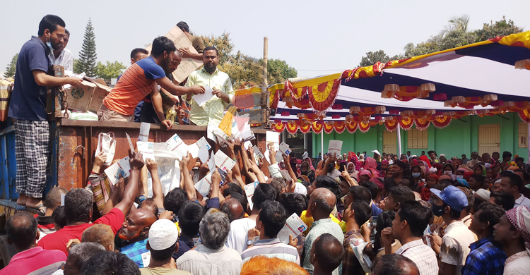 কুড়িগ্রামে টিসিবির পণ্য কিনতে এসে হুড়োহুড়ি