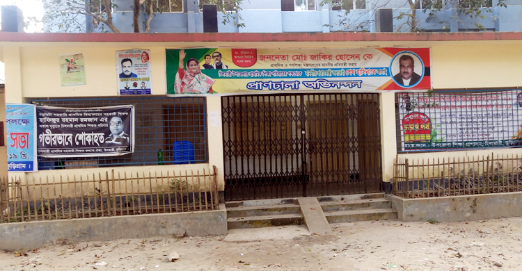 যার বিরুদ্ধে দুর্নীতির অভিযোগ, তার বাড়িতেই ভূরিভোজ