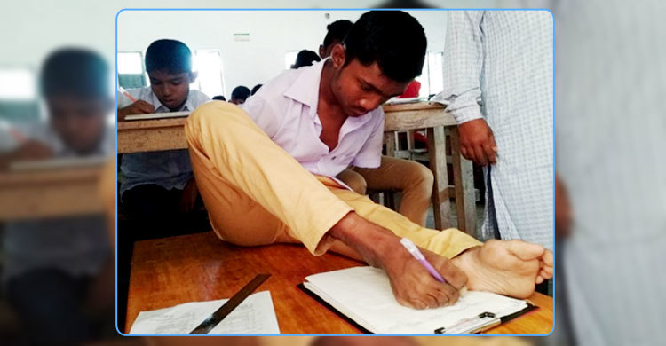 বাঁকা পায়ে লিখে সবাইকে চমকে দিল মানিক