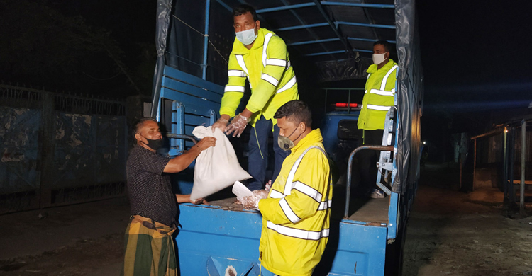 বাড়ি বাড়ি খাবার নিয়ে ছুটছেন কুড়িগ্রামের পুলিশ যোদ্ধারা