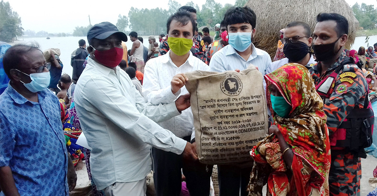 প্রধানমন্ত্রীর ঈদ উপহার পেলেন বন্যাদুর্গতরা