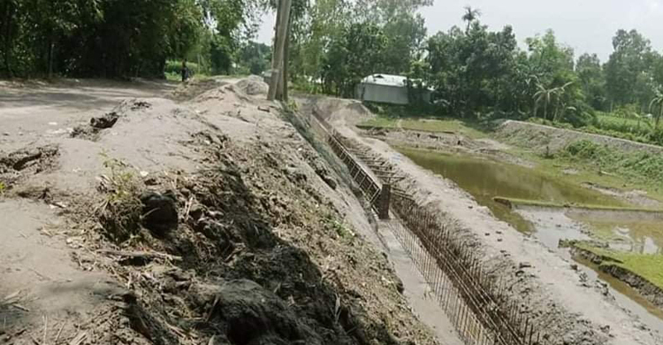 কুড়িগ্রামে বিএসএফের বাধায় বন্ধ সড়কের নির্মাণকাজ
