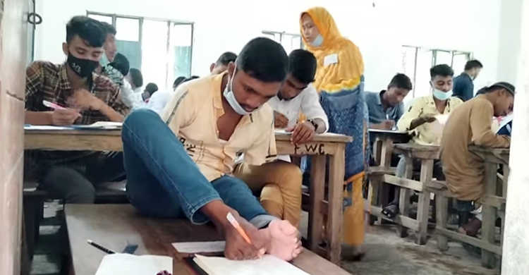 এক পা দিয়ে লিখে জিপিএ ৫ পেলো কুড়িগ্রামের মানিক