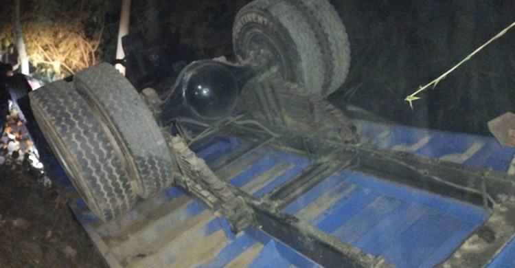 নিয়ন্ত্রণ হারিয়ে ট্রাক বসতঘরে, ঘুমিয়ে থাকা শিশু নিহত