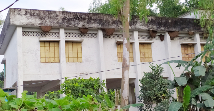 আতঙ্কে দরজা-জানালা বন্ধ করে বার্ষিক পরীক্ষা দিচ্ছে শিশুরা