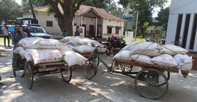 ভ্যানচালকের বাড়ি থেকে ১৫৫০ কেজি চাল উদ্ধার