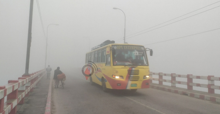 বৃষ্টির মতো পড়ছে কুয়াশা, ঠান্ডায় কাবু কুড়িগ্রামবাসী