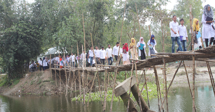 ১৫টি গ্রামের মানুষ পারাপার হয় বাঁশের সাঁকো দিয়ে