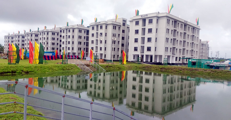 জলবায়ু উদ্বাস্তুদের স্থায়ী ঠিকানা ‘শেখ হাসিনা আশ্রয়ণ প্রকল্প’