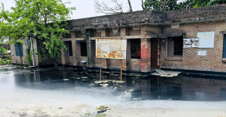 চালকলের বর্জ্যের দূষিত পানিতে ৭ মাস বন্ধ স্বাস্থ্যকেন্দ্র