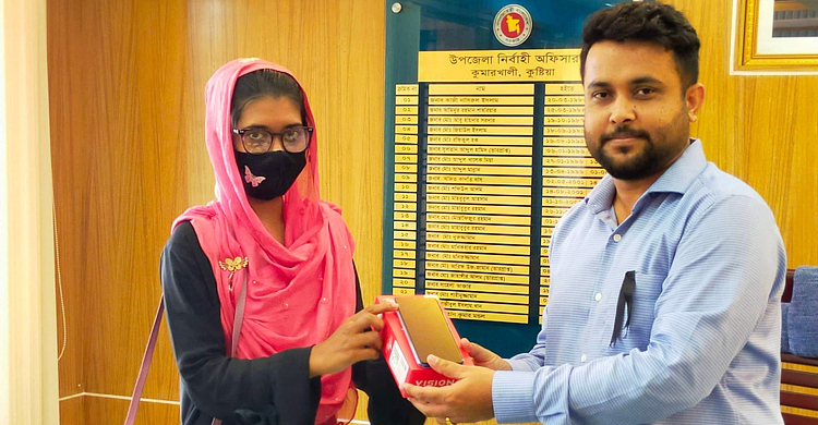 ফোন হারিয়ে নতুন স্মার্টফোন উপহার পেলেন ইবি শিক্ষার্থী
